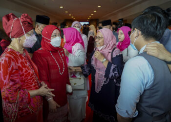 Tunku Azizah Aminah Maimunah Iskandariah (dua kiri) diiringi Yang Dipertua Majlis Kebangsaan Pertubuhan Wanita (NCWO), Tan Sri Dr Sharifah Hapsah (kiri) beramah mesra bersama tetamu yang hadir pada sambutan Hari Wanita Ke-60 di Dewan Perdana FELDA di sini, hari ini.-UTUSAN/ FARIZ RUSADIO