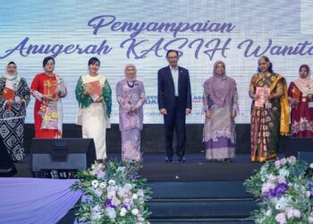 ANWAR Ibrahim dan Nancy Shukri (empat kiri) bergambar dengan penerima Anugerah KASIH Wanita selepas merasmikan Sambutan Hari Wanita Antarabangsa 2023 di Dewan Perdana FELDA baru-baru ini. – URUSAN/FARIZ RUSADIO