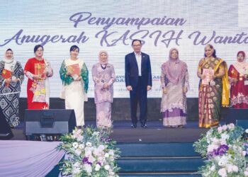 ANWAR Ibrahim bersama penerima-penerima anugerah sempena Sambutan Hari Wanita Antarabangsa 2023 di Kuala Lumpur, semalam. – UTUSAN/FARIS RUSADIO