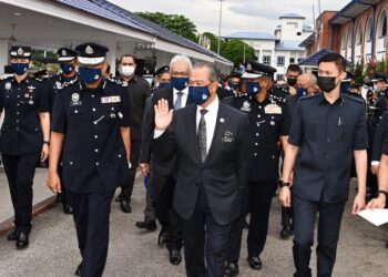 Muhyiddin Yassin tiba pada sambutan Hari Peringatan Polis di Pulapol, Kuala Lumpur, semalam. Turut hadir Menteri Dalam Negeri, Datuk Seri Hamzah Zainuddin dan Ketua  Polis Negara, Tan Sri Abdul Hamid Bador. – GAMBAR IHSAN JPM
