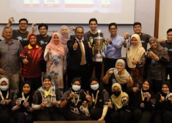BADRUL Isa (tengah, kot hitam) bersama pemenang pada Majlis Penutupan dan Penyampaian Hadiah KASSUS 2023 di Shah Alam, Selangor, baru-baru ini. – FOTO/ABDUL RAZAK IDRIS