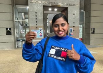 HASHIMAH menunjukkan MyKad dimilikinya.