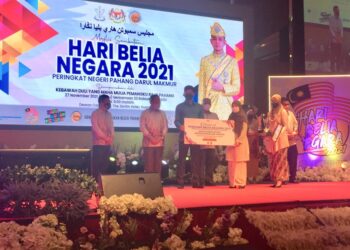 TENGKU HASSANAL Ibrahim Alam Shah Al-Sultan Abdullah Ri’ayatuddin Al-Mustafa Billah Shah (tiga dari kiri) menyampaikan Anugerah Khas Perkhidmatan Awam pada Majlis Sambutan Hari Belia Negara 2021 Peringkat Negeri Pahang di Kuantan, Pahang. - UTUSAN/DIANA SURYA ABD WAHAB