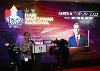 FAHMI Fadzil berucap pada perasmian Forum Media sempena sambutan Hawana 2023 di Ipoh hari ini. - UTUSAN/ZULFACHRI ZULKIFLI
