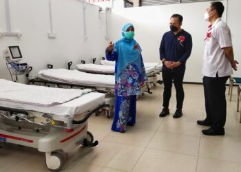 STEVEN Sim (tengah) bersama Goh Hin Kwang (kanan) dan Illiana Syahmun Mohd. Razally ketika melawat kawasan penempatan katil baharu di HBM, Pulau Pinang yang akan dijadikan zon pengurusan bencana hari ini.