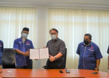 HENDERIC Koo Teck Leng (tiga dari kanan) dan Alias Abdullah bertukar dokumen selepas  menandatangani perjanjian persefahaman di antara kedua-dua pihak di Seremban, semalam. - FOTO/ZAKKINA WATI AHMAD TARMIZI