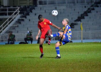 AKSI Manuel Hidalgo (kanan) ketika membuat penampilan sulung buat Sri Pahang dalam perlawanan Liga Super menentang Selangor di Kuantan kelmarin. - UTUSAN/SHAIKH AHMAD RAZIF