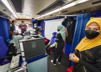 NORJUANITA Baharudin (kanan) ketika melihat pelaksanaan Program Mekar Prihatin Pasca Banjir di Padang Awam Kampung Pasir Besar, Gemas, Tampin hari ini.-UTUSAN/NOR AINNA HAMZAH