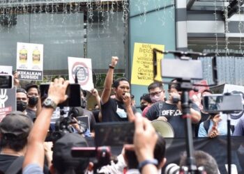 PERHIMPUNAN yang diadakan oleh segelintir rakyat untuk membanteras kenaikan harga bahan makanan di Pusat Membeli Belah SOGO Kuala Lumpur. - UTUSAN/WAN REDZA