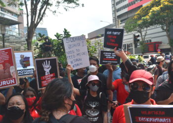 PERHIMPUNAN yang diadakan oleh segelintir rakyat berkaitan kenaikan harga bahan makanan di Kuala Lumpur hari ini. - UTUSAN/WAN REDZA