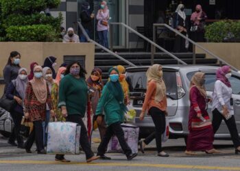 SOKONGAN sosial yang diperkasakan dalam Rang Undang-Undang Kerja (Pindaan) 2021 memberi ruang besar kepada pekerja khususnya wanita untuk memperkukuh hak institusi keluarga, diimbangi tuntutan kerja yang semakin menekan pada masa kini. – UTUSAN/AMIR KHALID