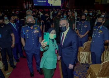 SEORANG warga Angkatan Tentera Malaysia (ATM) berswafoto bersama  Hishammuddin Tun Hussein semasa Amanat Menteri Kanan Pertahanan 2022 di Wisma Perwira hari ini. -UTUSAN/FARIZ RUSADIO 