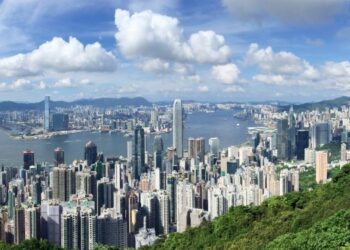 RAKYAT Hong Kong dikatakan sukar untuk memiliki kediaman selesa disebabkan harga rumah terlalu mahal, namun bersaiz kecil. – AGENSI
