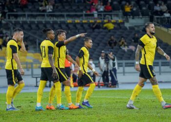 SYAFIQ Ahmad (dua, kiri) meraikan jaringannya bersama rakan sepasukan ketika menentang Brunei di Stadium Nasional, Bukit Jalil semalam. - UTUSAN/FARIZ RUSADIO