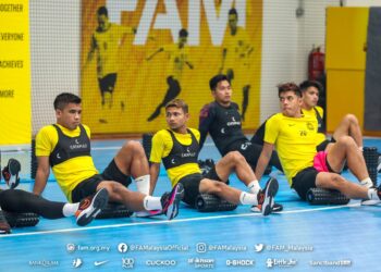 PEMAIN Malaysia berehat setelah menjalani latihan akhir semalam dalam persiapan menghadapi Hong Kong pada aksi persahabatan kedua di Stadium Nasional, Bukit Jalil malam ini.
