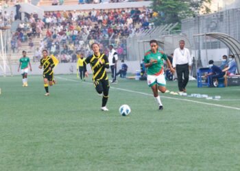 AKSI pemain Malaysia ketika menentang Bangladesh dalam aksi persahabatan di Stadium Bir Sherestha Shaheed Shipahi Mostafa Kamal, Dhaka kelmarin. Malaysia kalah 6-0.  – IHSAN PERSEKUTUAN BOLA SEPAK BANGLADESH