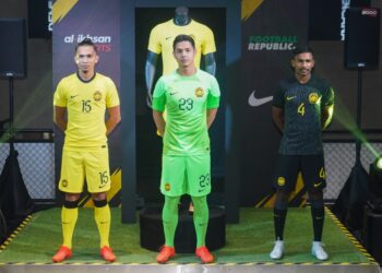 PEMAIN kebangsaan, Khuzaimi Piee (kiri), Ahmad Syihan Hazmi Mohamed(tengah) dan V. Ruventhiran memperagakan jersi baharu Harimau Malaya pada majlis pelancarannya di Sunway Pyramid hari ini. - UTUSAN/SHIDDIEQIIN ZON