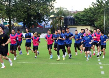 PEMAIN Harimau Malaya menjalani latihan di Wisma FAM, Kelana Jaya semalam sebelum berlepas ke Yangon esok untuk memulakan kempen Piala AFF menentang Myanmar, Rabu ini. - IHSAN FAM