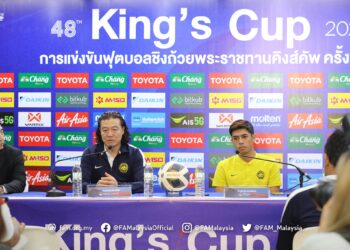 Kim Pan Gon (tengah) ketika sidang media pra perlawanan Malaysia menentang Thailand dalam Piala Raja Thai, malam ini.