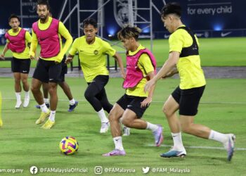 AKHYAR Rashid membawa bola ketika sesi latihan Harimau Malaya, semalam.-IHSAN FAM