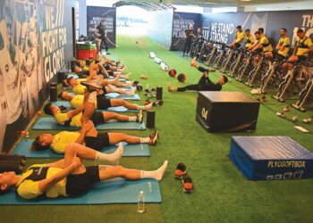 PEMAIN Harimau Malaya menjalani latihan di Stadium Sultan Mizan Zainal Abidin, Gong Badak semalam dalam persiapan menghadapi dua perlawanan persahabatan menentang Kepulauan Solomon dan Papua New Guinea. – UTUSAN/PUQTRA HAIRRY