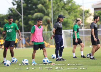 FAISAL (dua dari kiri) ketika menjalani sesi latihan bersama skuad Harimau Malaya.
