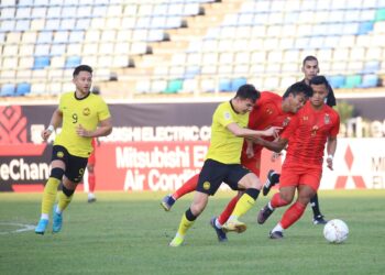 PEMAIN tengah negara, Stuart Wilkin diasak pertahanan Myanmar dalam aksi pertama Kumpulan B Piala AFF di Stadium Thuwunna, kelmarin.