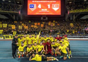PEMAIN Malaysia bergambar dengan berlatar belakangkan Ultras Malaya selepas menewaskan Singapura 4-1 dalam aksi Piala AFF di Stadium Nasional Bukit Jalil malam tadi. - UTUSAN/MUHAMAD IQBAL ROSLI