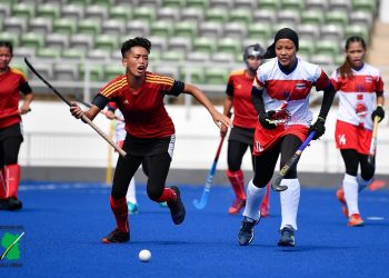 PEMAIN Kuala Lumpur (kanan) bersaing dengan Sarawak dalam Piala Tun Razak di Stadium Hoki Nasional, Bukit Jalil hari ini.