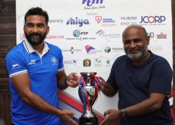 PENGURUS India, Mohd. Intekhab Alam (kiri) bersama pengurus Malaysia, I. Vikneswaran memegang Piala Sultan Johor di Pinetree Marina Resort, Iskandar Puteri hari ini. - UTUSAN/RAJA JAAFAR ALI