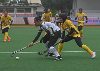 PEMAIN TLHT, Qasidah Najwa Muhammad Halimi (kiri) diasak oleh pemain Negeri Sembilan pada aksi HML 2023 di Stadium Hoki MBKT Batu Buruk, Kuala Terengganu, petang tadi. - UTUSAN/PUQTRA HAIRRY ROSLI