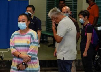 AHLI keluarga mangsa tanah runtuh Batang Kali yang dilihat sedih di  perkarangan Jabatan Forensik sebelum jasad dihantar ke tempat pengebumian di sini hari ini.-UTUSAN/AMIR KHALID