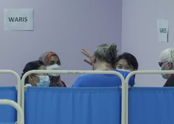 WARIS dan ahli keluarga mangsa tanah runtuh Batang Kali tiba di Hospital Sungai Buloh bagi proses pengecaman mayat di sini hari ini.-UTUSAN/AMIR KHALID