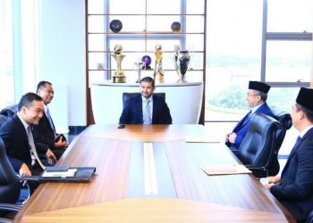 TUNKU Ismail Sultan Ibrahim menerima menghadap Dr. Adham Baba di Ibu Pejabat JDT, Iskandar Puteri, Johor Bahru, hari ini. - FB HRH Crown Prince Johor