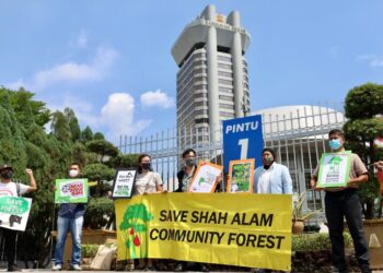 WAKIL pertubuhan SACF berhimpun di hadapan Bangunan SUK Shah Alam, Selangor pada hari ini untuk menghantar memorandum kepada Loy Sian berkenaan isu Hutan Simpan Kekal Bukit Cerakah. - UTUSAN/ZULFADHLI ZAKI