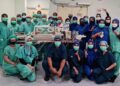 SEKUMPULAN doktor pakar dan jururawat berjaya memisahkan kembar siam pramatang pertama di HTA, Kuala Lumpur. - FOTO/IHSAN HTA