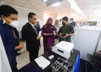 NOR AZIMI Yunus (dua, kanan) melawat tapak pameran sempena program 1st National Clinical Exercise Testing Symposium (NACETS) 2023 di Hospital Tengku Ampuan Afzan (HTAA) di Kuantan, Pahang. - FOTO/SHEIKH AHMAD RAZIF
