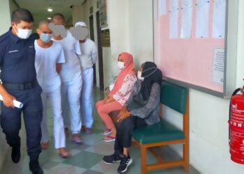 MOHD. Nizam Idris (dua dari kiri) dijatuhi hukuman penjara 18 bulan dan gantung sampai mati selepas didapati bersalah atas dua pertuduhan memiliki dan mengedar dadah jenis syabu di Mahkamah Tinggi Shah Alam, Selangor hari ini.