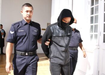 MOHD. Azhud Ibrahim (tengah) dijatuhi hukuman gantung sampai mati oleh Mahkamah Tinggi Ipoh hari ini setelah didapati bersalah membunuh rakannya lima tahun lalu. - UTUSAN/MUHAMAD NAZREEN SYAH MUSTHAFA