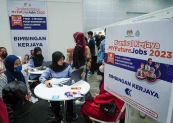 ORANG ramai meninjau dan menyertai temuduga terbuka pada Karnival MYFuture Jobs yang menawarkan hampir 13,000 peluang kerja di Pusat Konvensyen Kuala Lumpur, kelmarin. - UTUSAN/AMIR KHALID