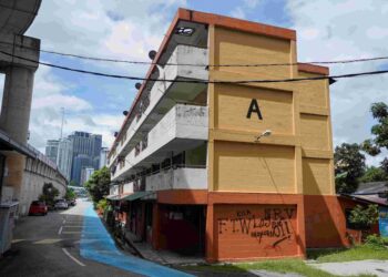 KEADAAN di Pangsapuri PKNS Jalan Sungai Baru, Kampung Baru yang sunyi sepi kerana sebahagian penduduk telah diarah mengosongkan kediaman mereka bagi tujuan program pembangunan semula kawasan itu. - UTUSAN/AMIR KHALID