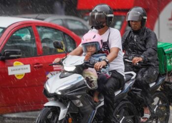GELAGAT sebahagian warga kota ketika meredah hujan pada waktu tengahari di persimpangan antara Jalan Tuanku Abdul Rahman dengan Jalan Dang Wangi di sini hari ini.- UTUSAN/AMIR KHALID