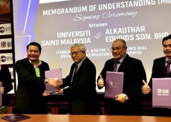 DR. SHAHARUM Shamsuddin (tiga dari kanan) semasa memetrai MoU antara USM dengan Al-Kauthar Eduqids Sdn. Bhd. di Dewan Persidangan Kampus USM, Kubang Kerian, Kelantan, hari ini. -FOTO/ROSLIZA MOHAMED