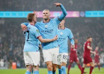 ERLING Haaland (kanan) meraikan jaringannya bersama Kevin de Bruyne ketika membantu Manchester City menumpaskan Liverpool pada pusingan keempat Piala Liga, Khamis lalu.