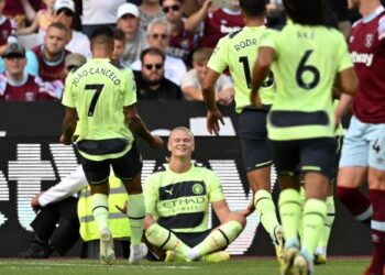 ERLING Haaland meraikan jaringannya ketika membantu Manchester City  menewaskan West Ham dalam saingan Liga Perdana Inggeris di Stadium London semalam. – AFP