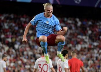 ERLING Haaland meraikan gol ketiga Manchester City ketika menentang Sevilla dalam saingan Kumpulan G, Liga Juara-Juara di Stadium Ramon Sanchez Pizjuan, Seville semalam. - AFP