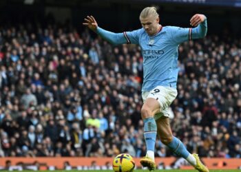 ERLING Haaland membawa bola sebelum meledak gol ketiganya ketika membantu Manchester City menumpaskan Wolverhampton di Etihad, Manchester hari ini. - AFP