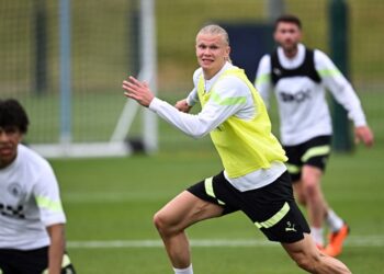 ERLING Haaland menjalani latihan bersama rakan sepasukan di Manchester kelmarin menjelang pertemuan akhir Liga Juara-Juara menentang Inter Milan esok. - AFP