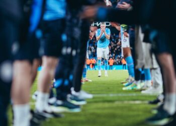 ERLING Haaland diberi ‘guard of honour’ daripada rakan-rakan sepasukan selepas mencipta rekod jaringan ke-35 ketika Manchester City menumpaskan West Ham 3-0 di Etihad semalam. 
– IHSAN MANCHESTER CITY