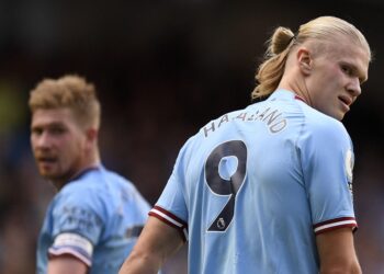 HANTARAN-hantaran Kevin de Bruyne (kiri) kepada Erling Haaland perlu disekat sebanyak yang boleh.